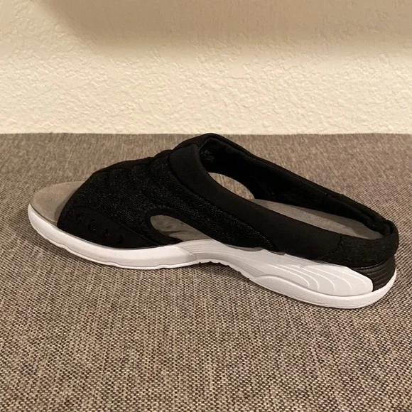 Easy Spirit. Comfortable Sandals, Size 8 - Picture 5 of 7